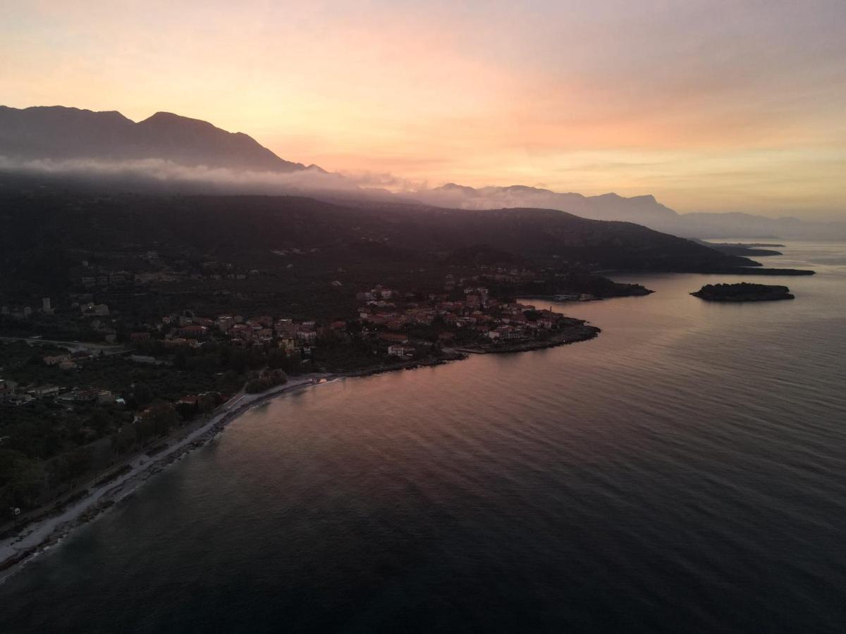 Magnificent, Authentic Private Villa And The Guest House Kardhamili Buitenkant foto